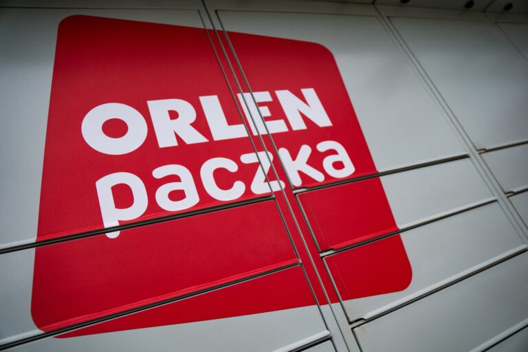 Logo ORLEN Paczka na czerwonym tle.