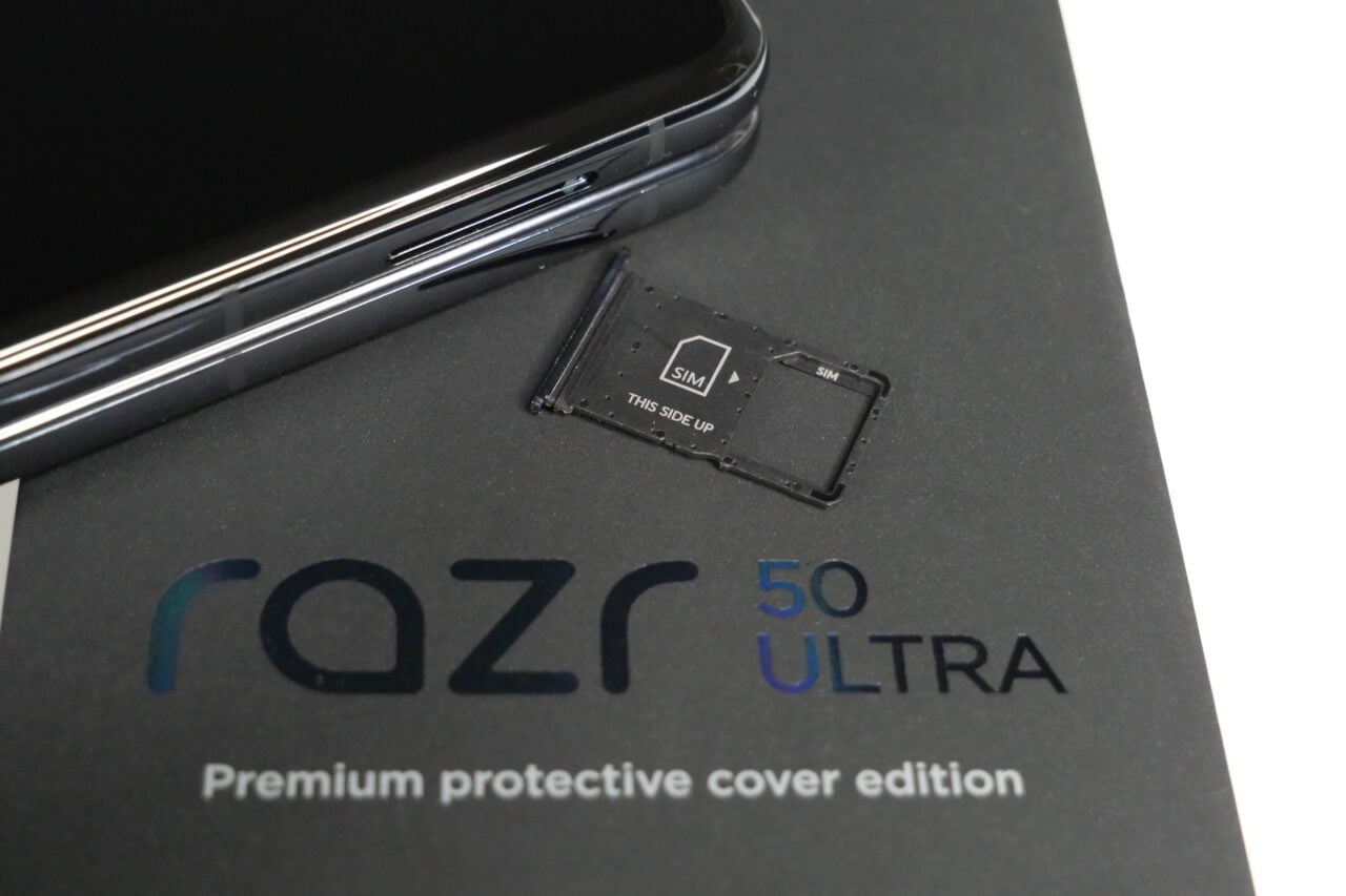 Smartfon z tacką na kartę SIM na czarnym opakowaniu z napisem "razr 50 ULTRA Premium protective cover edition".