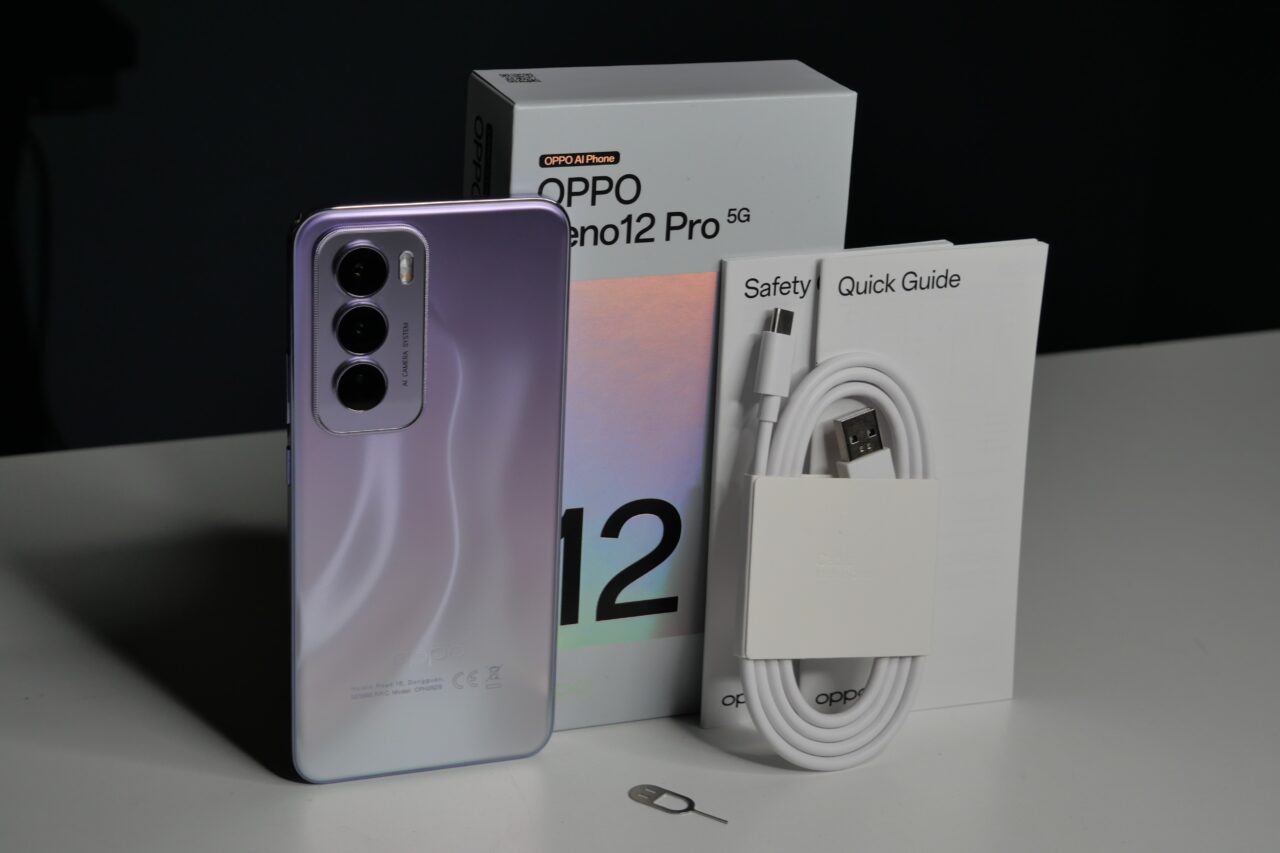 Smartfon OPPO Reno12 Pro 5G z akcesoriami, w tym pudełkiem, przewodem USB, igłą do wyjmowania karty SIM oraz instrukcjami.