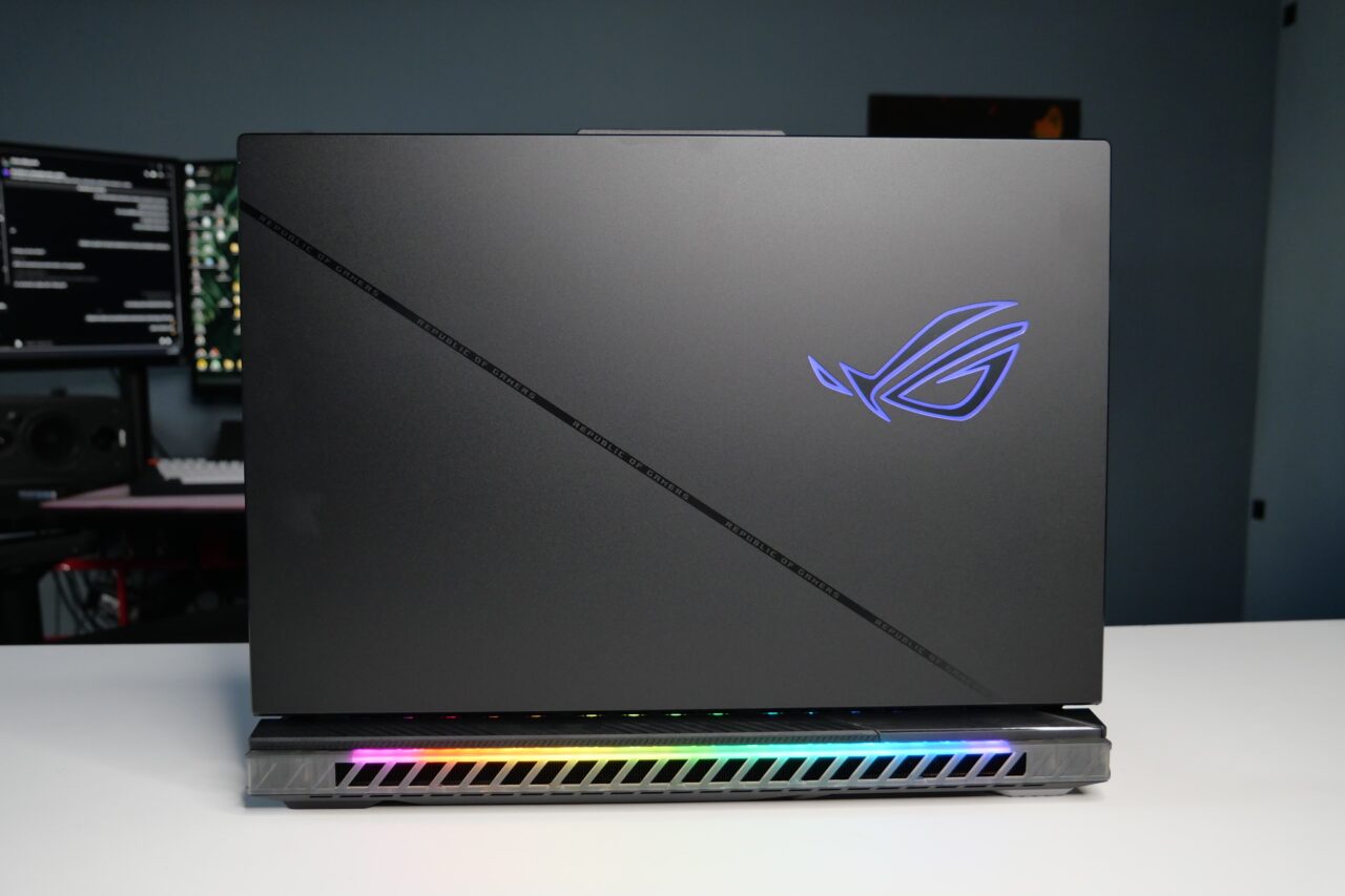 Czarny laptop ASUS ROG z podświetleniem RGB na tylnej krawędzi.