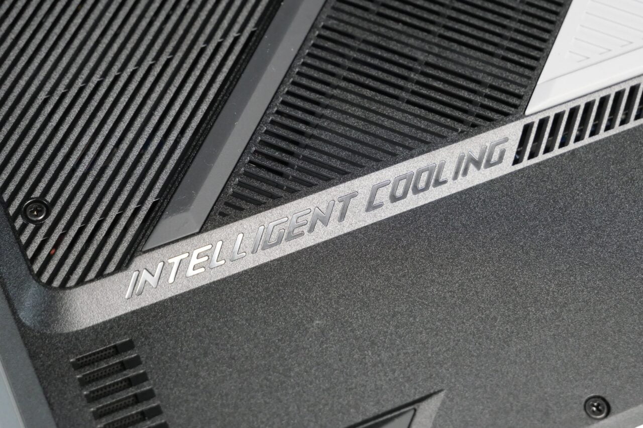 Napisy „INTELLIGENT COOLING” na czarnej kratce wentylacyjnej laptopa.