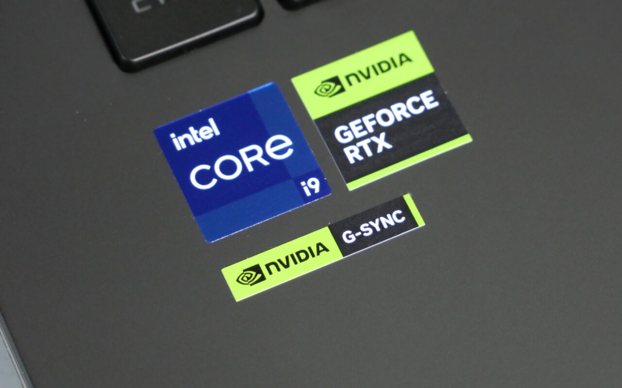 Naklejki Intel Core i9 i Nvidia GeForce RTX G-Sync na laptopie.