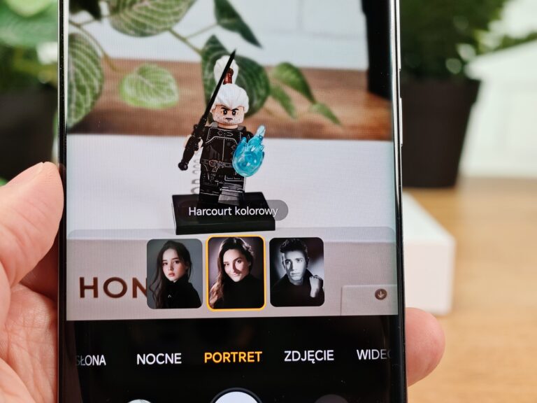 Zbliżenie na ekran smartfona z aplikacją fotograficzną w trybie portretu, pokazującą figurkę LEGO z mieczem.