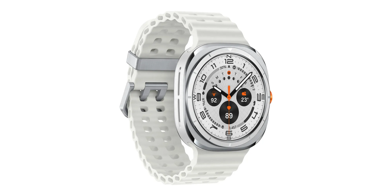 Mamy przeciek specyfikacji smartwatcha Samsung Galaxy Watch Ultra. Smartwatch z białym paskiem i srebrną kopertą, wyświetlający kilka wskaźników na tarczy.