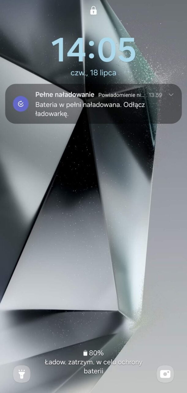 Samsung Galaxy S24 Ultra. Ekran blokady z powiadomieniem o pełnym naładowaniu baterii, zegarem pokazującym godzinę 14:05 i datą 18 lipca oraz wskaźnikiem naładowania baterii na poziomie 80%.