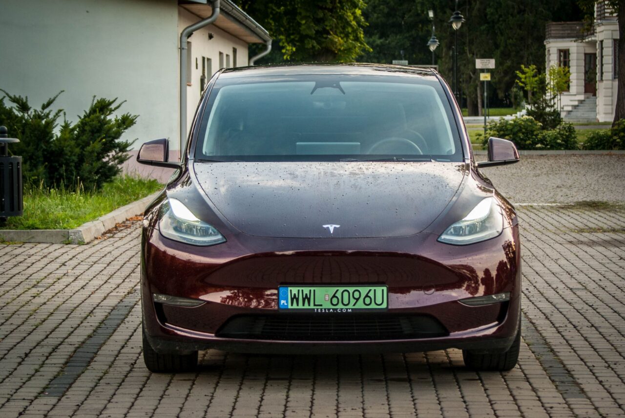 Tesla Model Y Performance z przodu na parkingu.