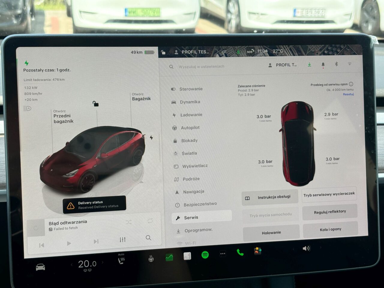 Ekran wewnątrz Tesla Model Y Performance pokazujący informacje o stanie samochodu, poziomie ładowania, ciśnieniu w oponach i dostępnych funkcjach.