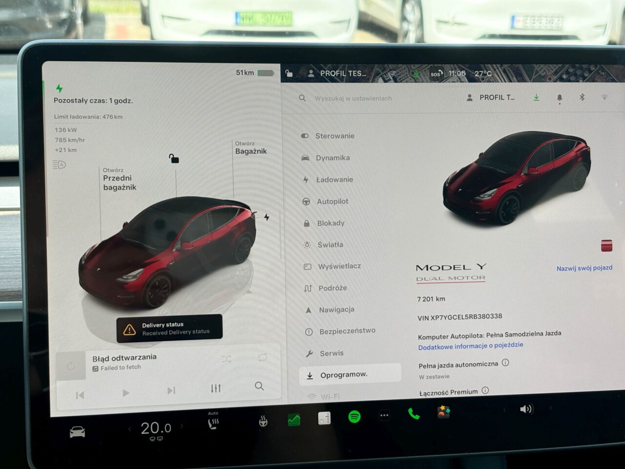 Ekran w samochodzie Tesla Model Y Performance, wyświetlający dane pojazdu i opcje kontroli.