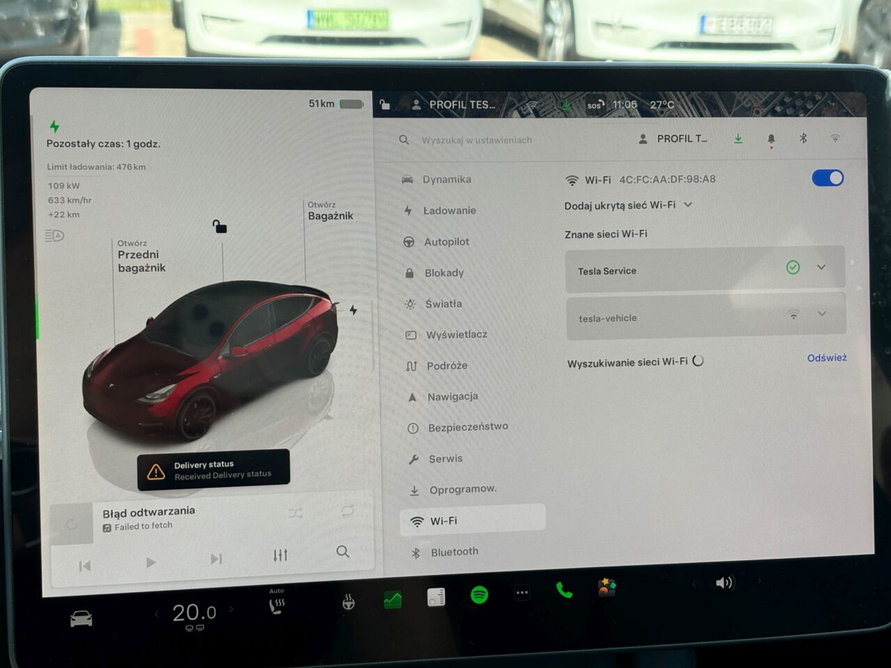 Ekran dotykowy w samochodzie Tesla Model Y Performance z wyświetlonymi danymi dotyczącymi ładowania i ustawieniami Wi-Fi.