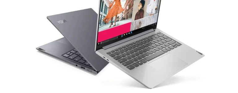 Dwa laptopy Lenovo Yoga, jeden w kolorze szarym, drugi srebrnym, ustawione pod kątem, obok siebie.