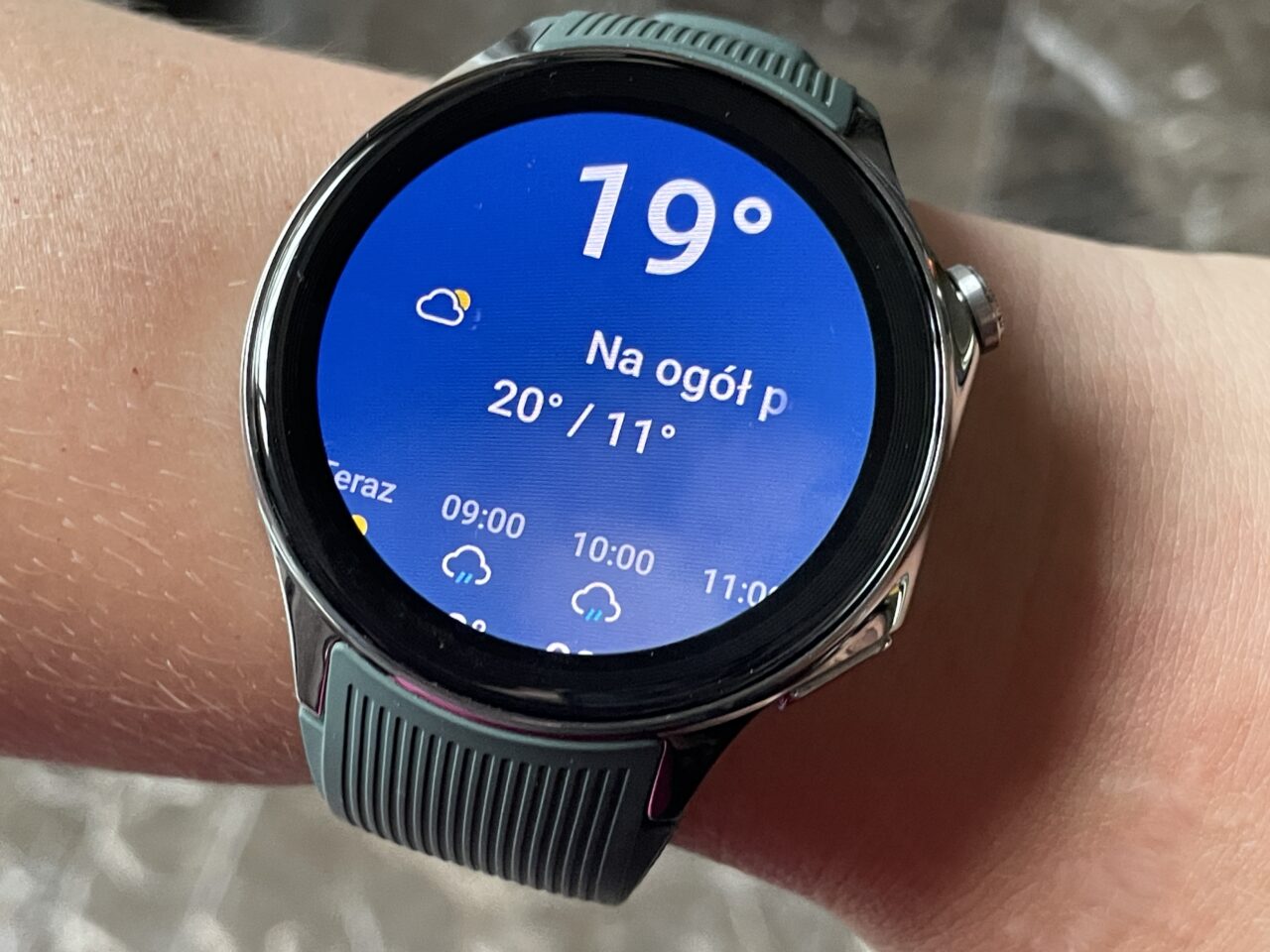 Mapy Google offline w smartwatchach z systemem Wear OS. Smartwatch na nadgarstku z wyświetlaczem pokazującym pogodę, temperatura 19 stopni Celsjusza.