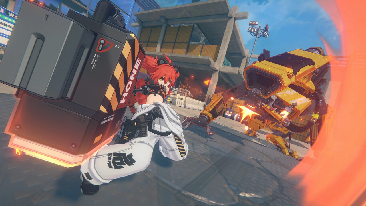 Darmowa gra Zenless Zone Zero - Postać z gry w video w białym stroju z dużą bronią walczy z żółtym robotem w miejskim otoczeniu.