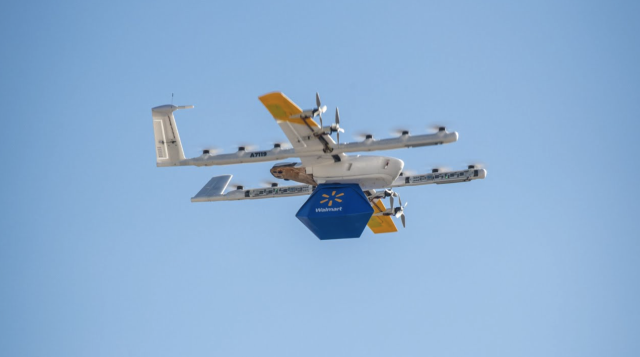 Dron dostawczy Walmart lecący na tle nieba.
