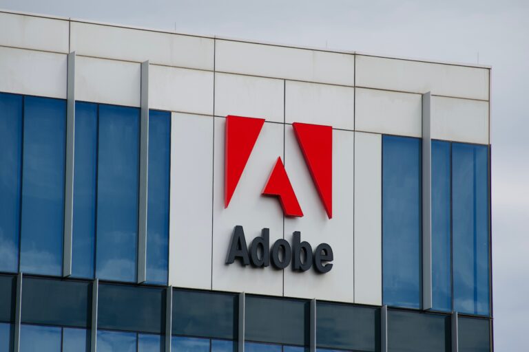 Budynek z logo Adobe na fasadzie.