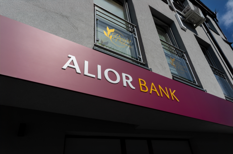 Szyld Alior Bank na budynku.