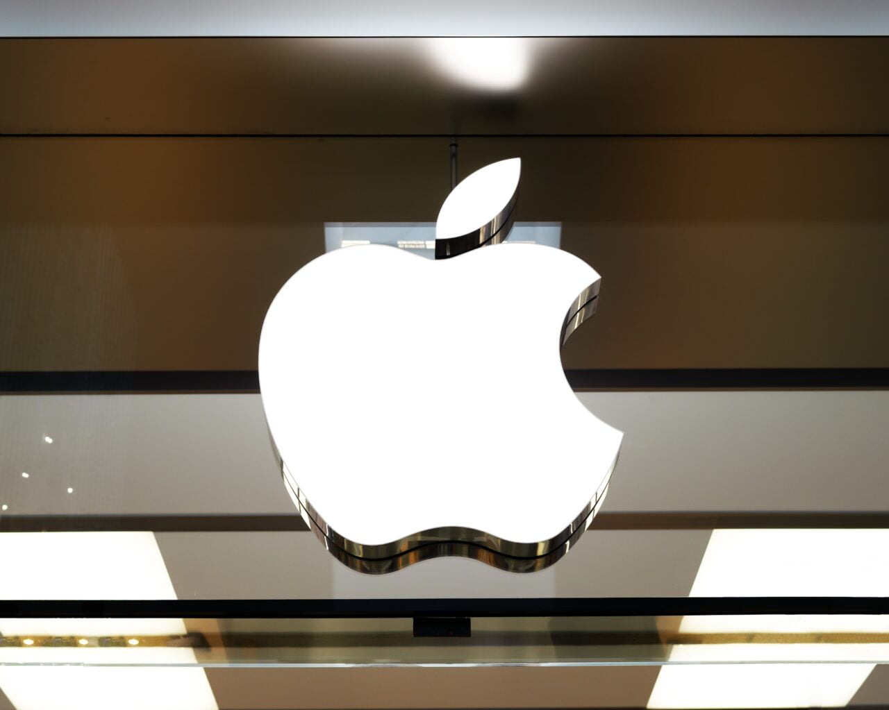 Logo Apple, sztuczna inteligencja Apple w kształcie nadgryzionego jabłka. Składany iPhone jest opracowywany przez tę firmę