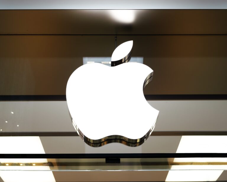 Logo Apple w kształcie nadgryzionego jabłka. Składany iPhone jest opracowywany przez tę firmę