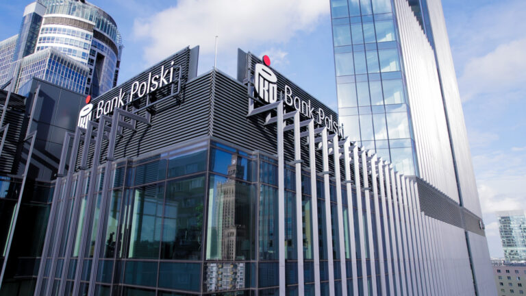 Budynek PKO Banku Polskiego w centrum miasta z nowoczesną szklaną fasadą.