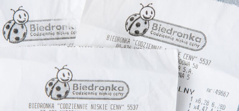 Trzy paragony z supermarketu Biedronka.