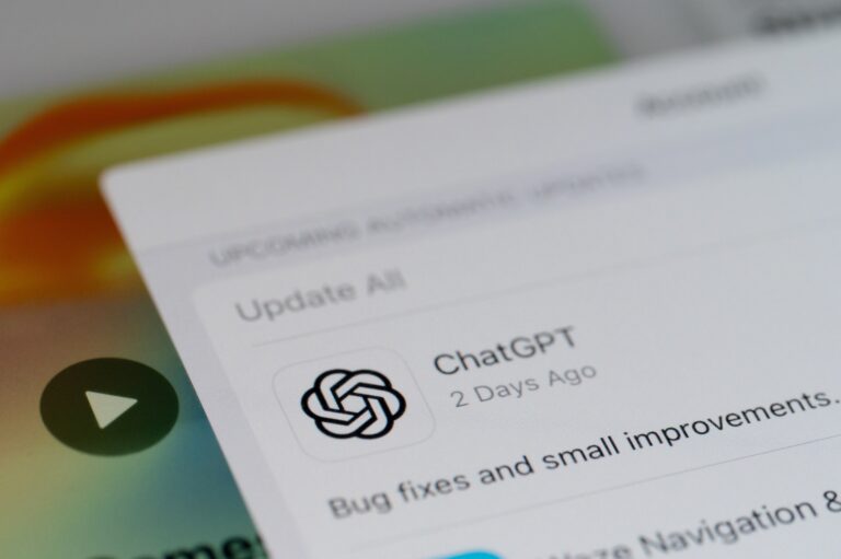 Lista aktualizacji aplikacji telefonu z widoczną aktualizacją ChatGPT sprzed dwóch dni.