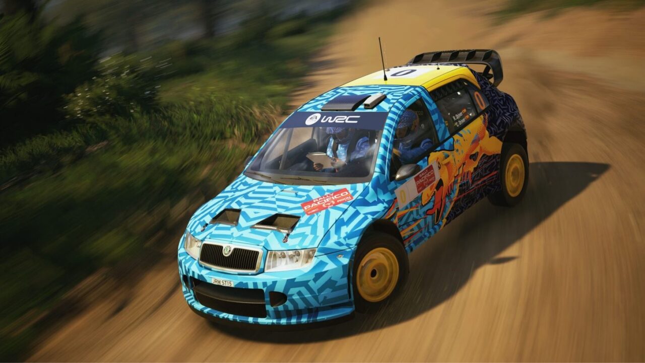 Samochód rajdowy z numerem 0 i kolorową grafiką na karoserii, jadący po nieutwardzonej drodze. To zrzut ekranu z gry EA Sports WRC