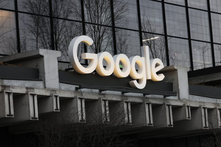 Znak Google na tle nowoczesnego budynku z elewacją ze szkła.