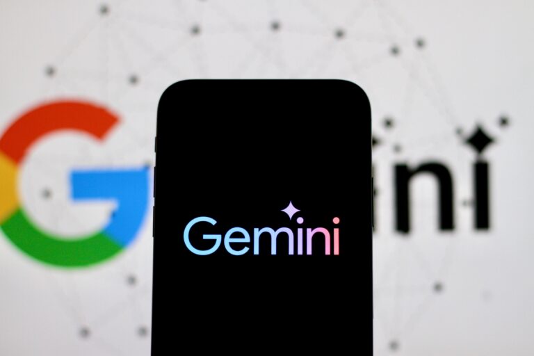 Czarny ekran smartfona z logo Google Gemini.