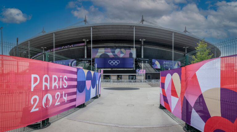 Wejście do stadionu z banerami promującymi Igrzyska Olimpijskie w Paryżu 2024. Google jest na nie gotowe.