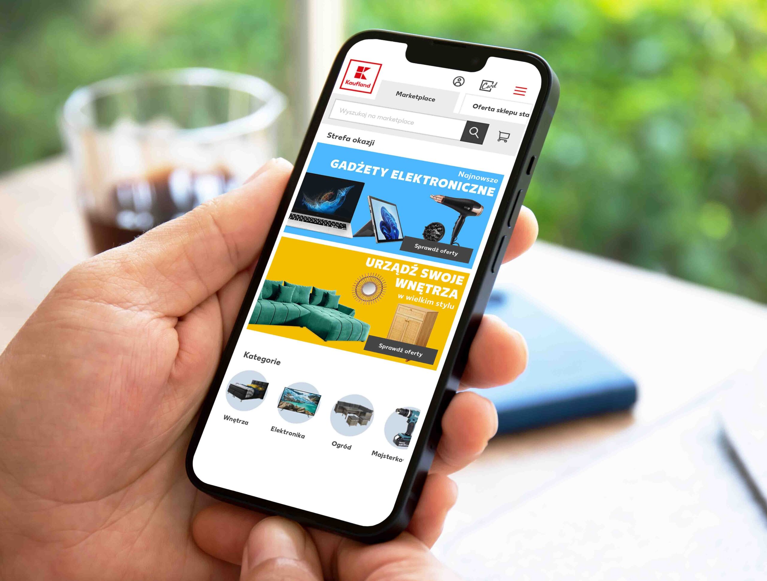 Smartfon z uruchomioną aplikacją sklepu Kaufland.