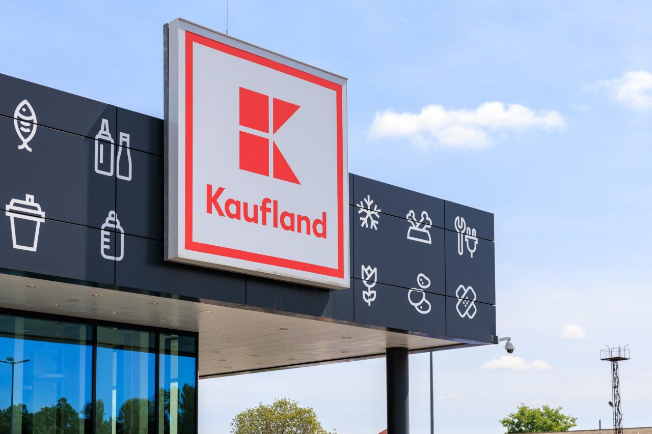 Logo Kaufland na fasadzie budynku z ikonami różnych produktów.