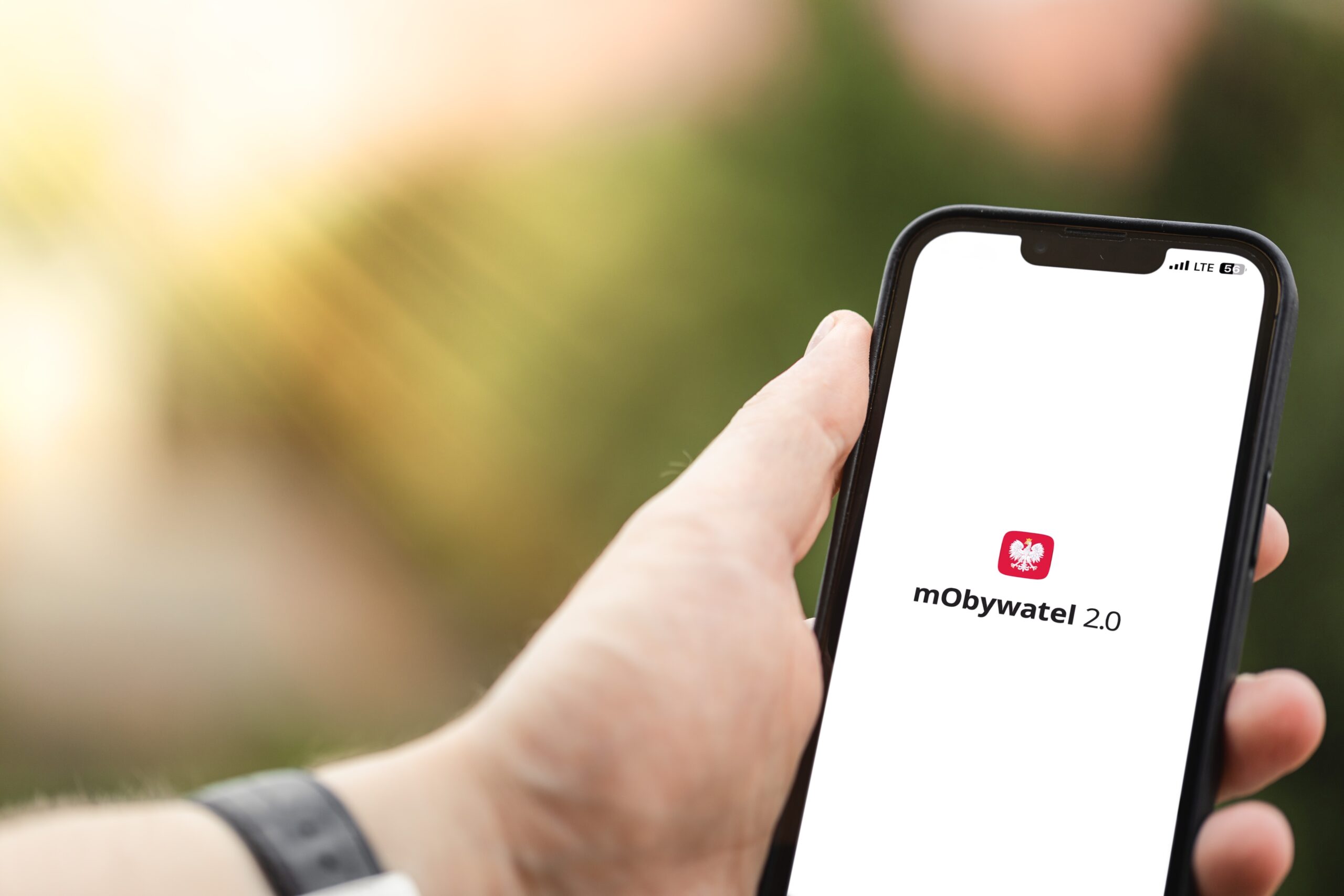 Osoba trzymająca smartfon z włączoną aplikacją mObywatel 2.0.
