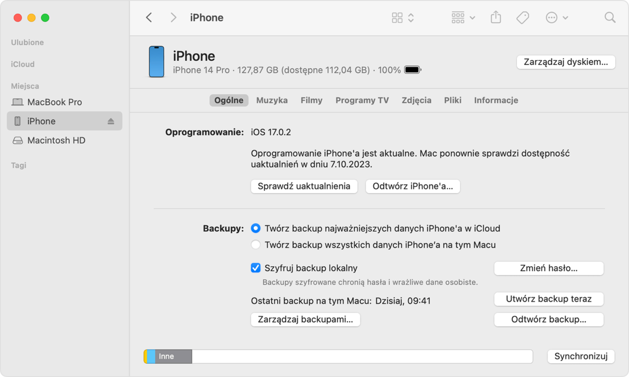 Okno aplikacji Finder na Macu pokazujące ustawienia iPhone'a z systemem iOS 17.0.2, opcje backupu i inne szczegóły.