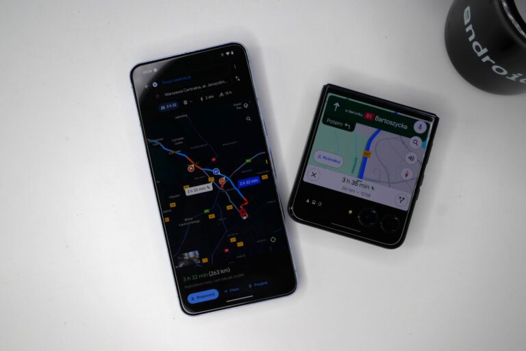 Dwa smartfony na białym tle z włączonymi mapami i planowanymi trasami, obok czarny kubek z napisem "android".