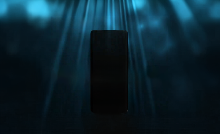Czarny smartfon na tle niebieskiego światła.