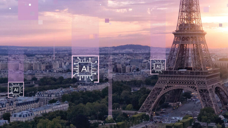 Widok na wieżę Eiffla w Paryżu o zachodzie słońca z nałożonymi na obraz ikonami mikroprocesora z napisem "AI".