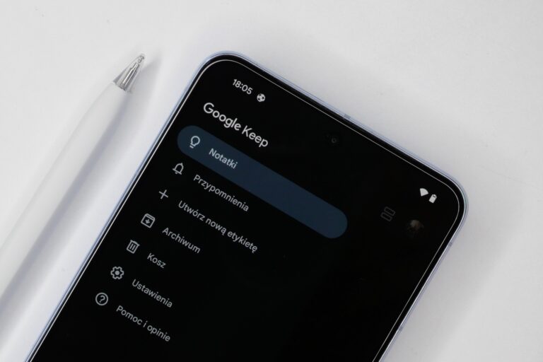 Smartfon z uruchomioną aplikacją Google Keep na ekranie, obok długopis.