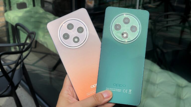 Dwa smartfony marki Oppo w kolorach różowym i zielonym, trzymane na zewnątrz przez osobę.