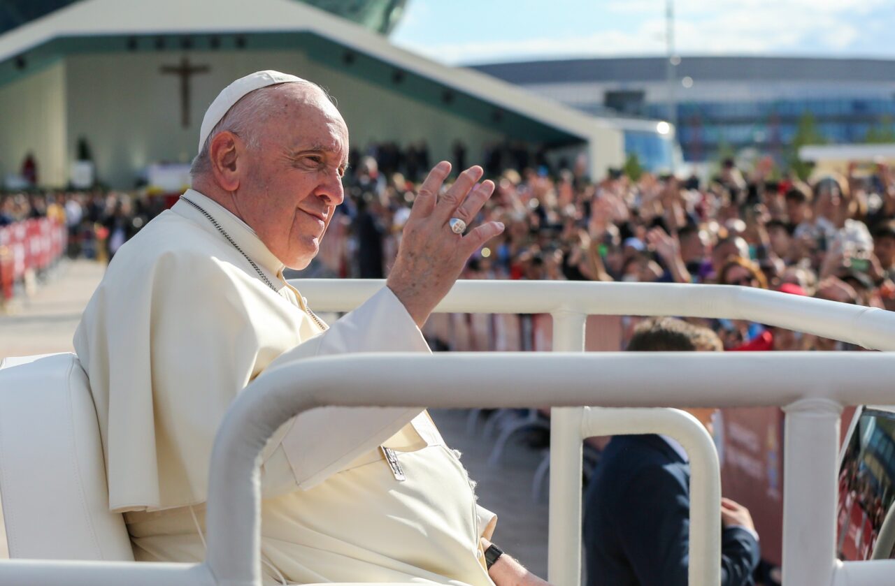 Papież pozdrawiający tłum podczas publicznego wystąpienia. Fotowoltaika w Watykanie to jego projekt