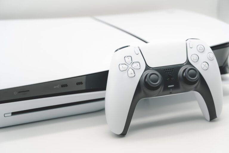 Biała konsola do gier PlayStation 5 i kontroler DualSense.