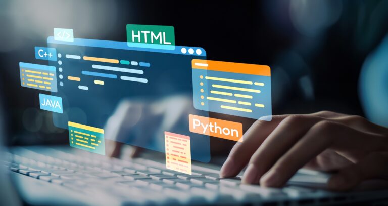 Ręce na klawiaturze z nałożonymi grafikami przedstawiającymi kody w językach programowania: HTML, C++, Java, Python.