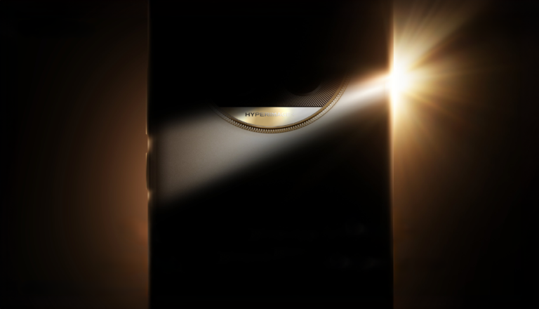 Telefon komórkowy z widocznym napisem "HyperImage+" i promieniem światła padającym na obiektyw aparatu.