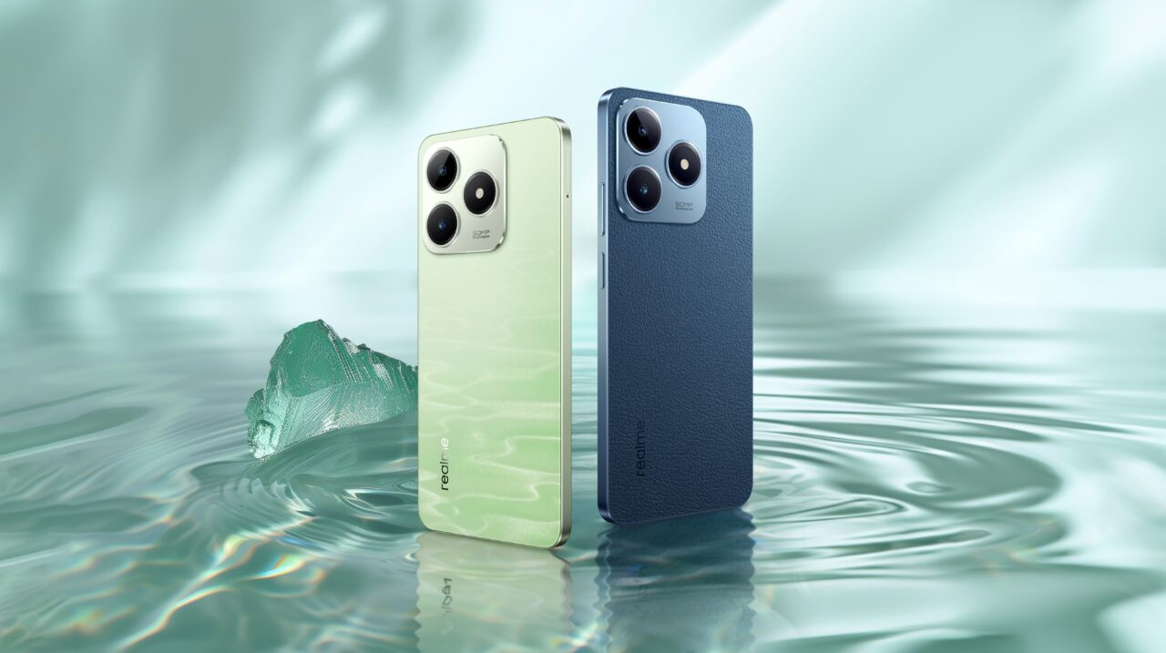 Dwa smartfony realme c63, zielony i niebieski, na tle wody z refleksami świetlnymi.