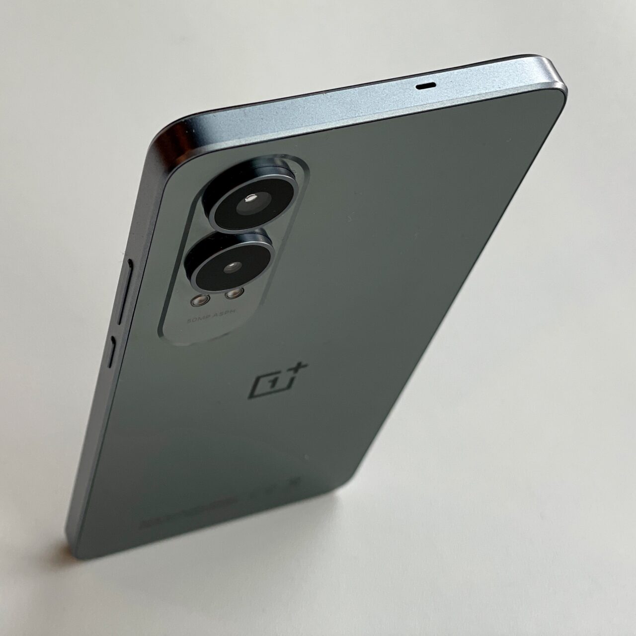 Smartfon OnePlus z tylnym podwójnym aparatem.