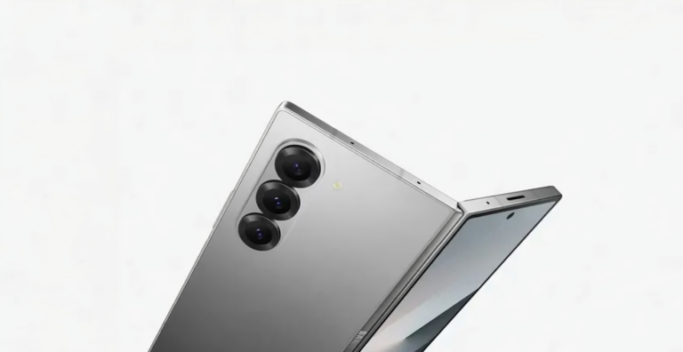 Srebrny nowoczesny smartfon z trzema aparatami z tyłu na białym tle.