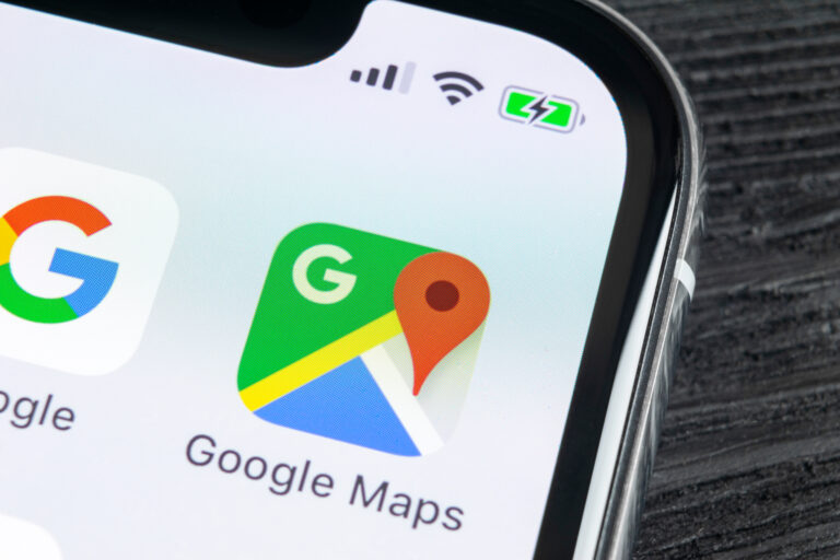 Ikony aplikacji Google i Google Maps na ekranie smartfona.
