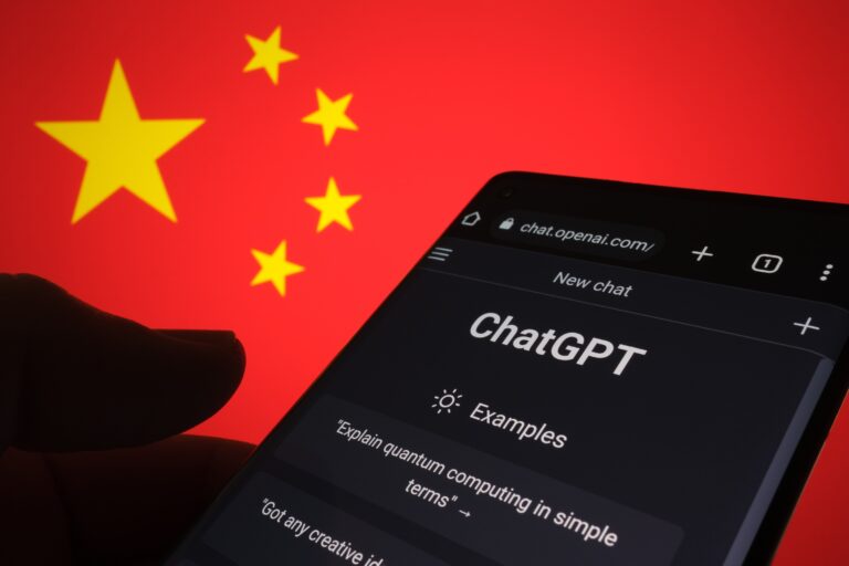 Smartfon z otwartą aplikacją ChatGPT na tle flagi Chin.