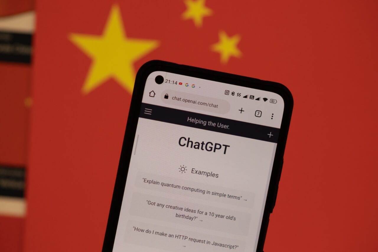 Smartfon z otwartą stroną ChatGPT na tle flagi Chin.