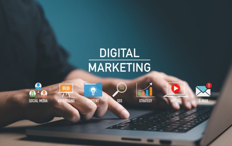 Digital Marketing; ręce piszące na laptopie, ikony przedstawiające media społecznościowe, reklamę, content, SEO, strategię, materiały wideo i e-mail.