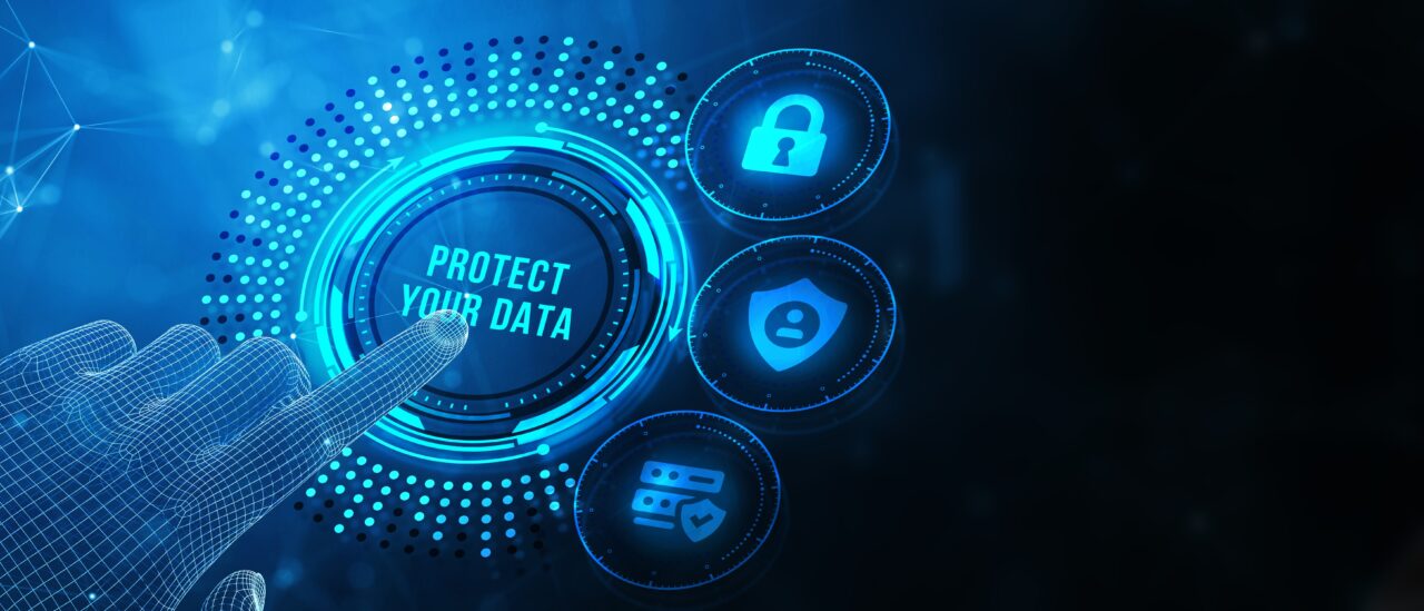 Abstrakcyjny wizerunek grafiki ręki wskazującej na przycisk z napisem "PROTECT YOUR DATA", otoczony ikonami bezpieczeństwa.
