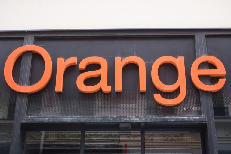 Napis "Orange" w kolorze pomarańczowym na czarnym tle.